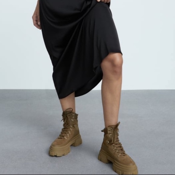 Hiking boots - Picture 1 of 5